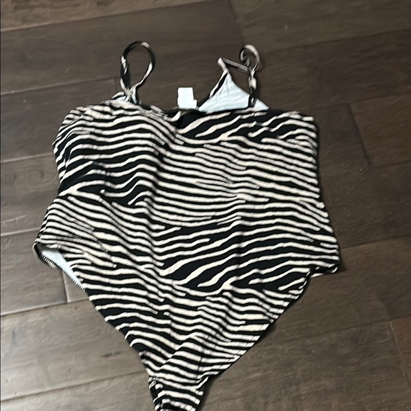 4/$20 H&M Zebra Print body suit, cream and black, size XL - Picture 5 of 7